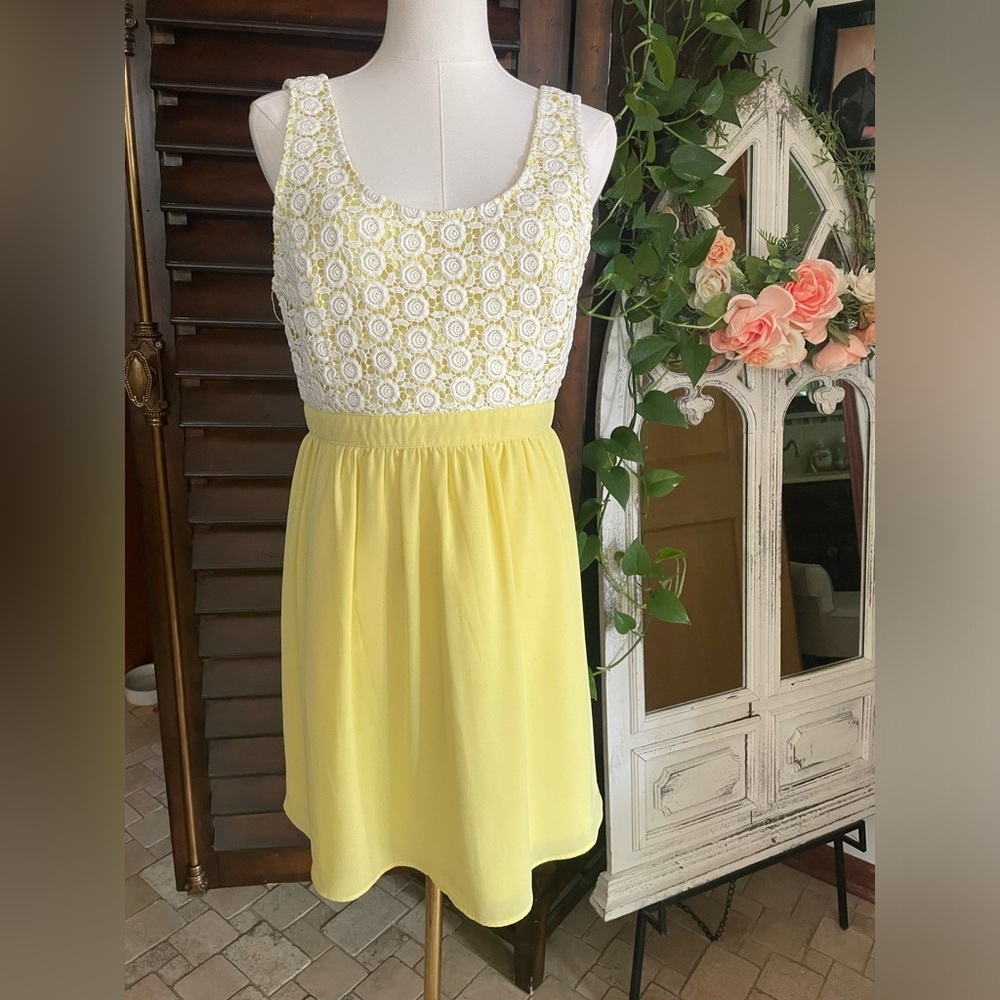 Forever 21 Homecoming Teen Yellow Skirt with White Lace Top EUC Large